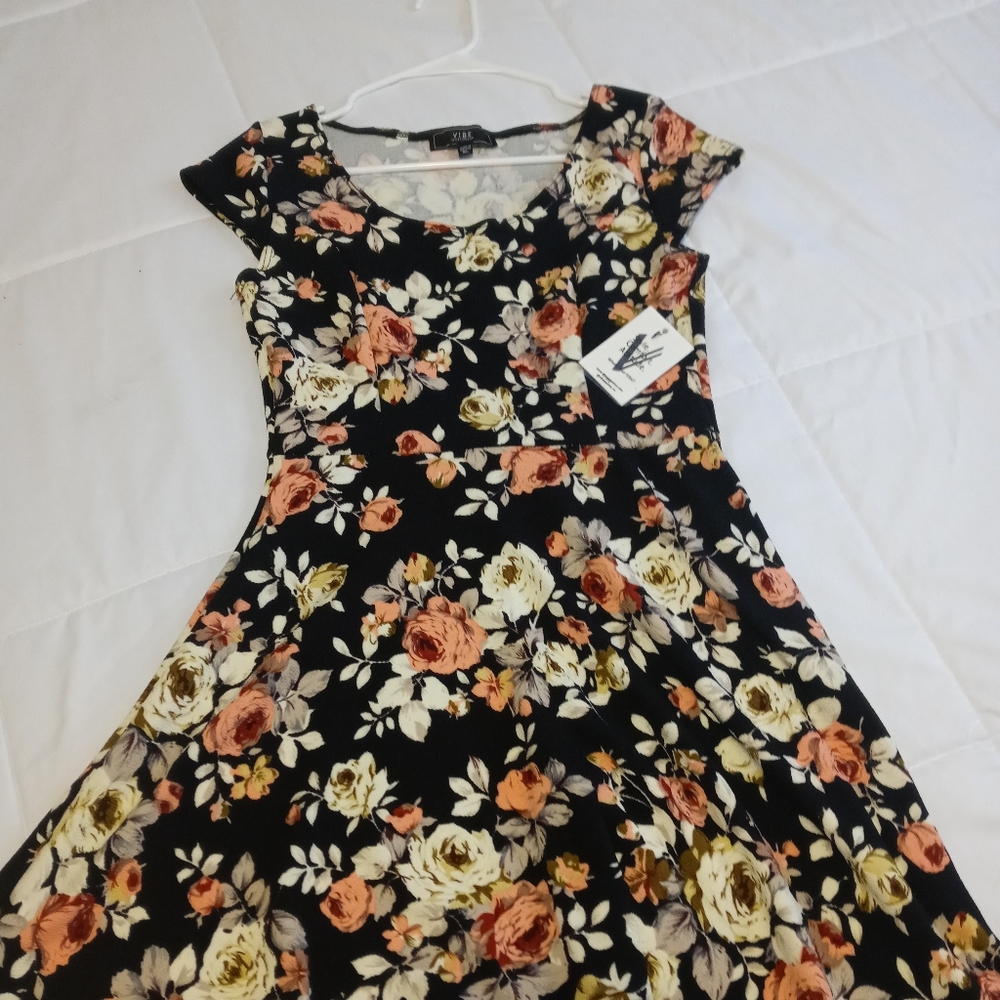NWT Floral Women's VIBE mini skate pullover dress!